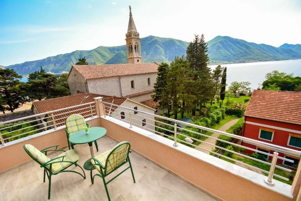 Rent, hospitality venue, 500m², Dobrota, Kotor