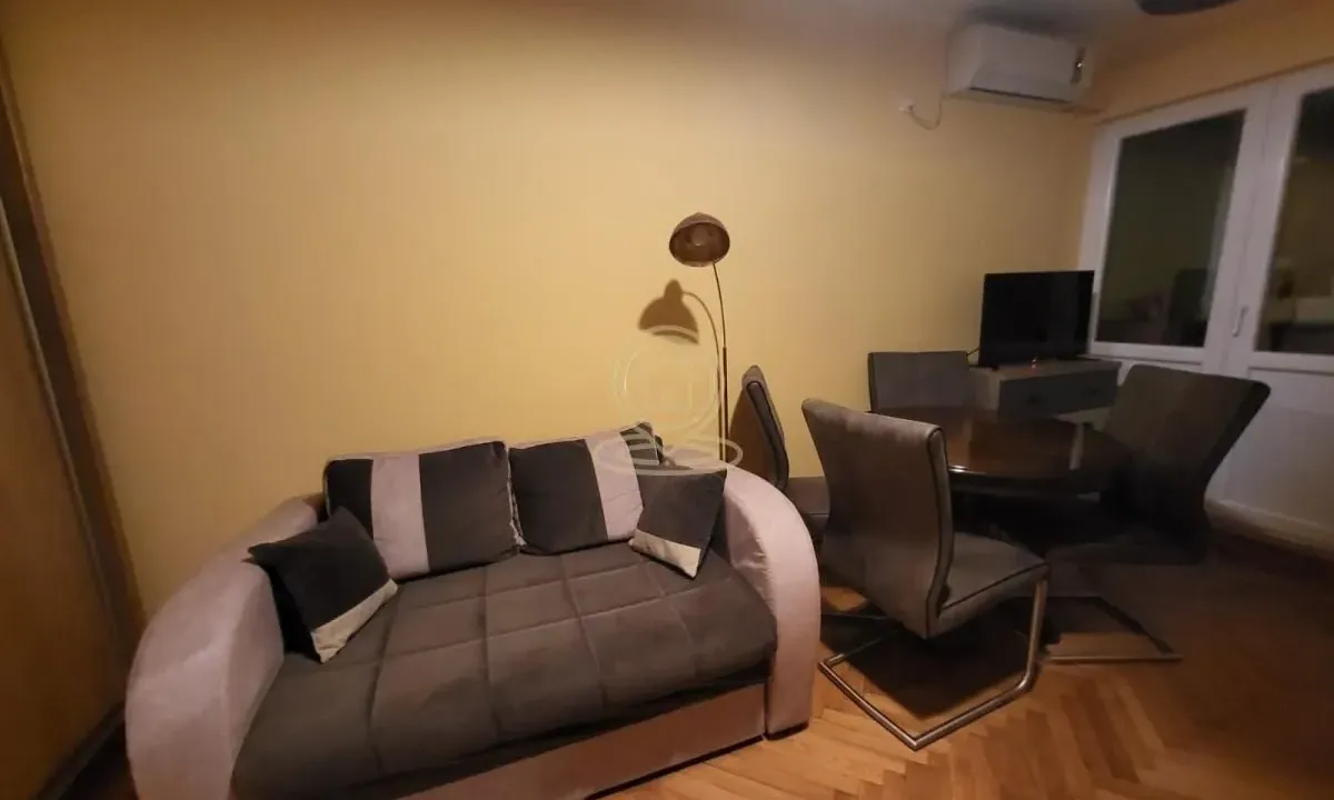 Izdavanje, jednosoban stan, 30m², Bulevar Oslobodjenja, Novi Sad Sve Podlokacije