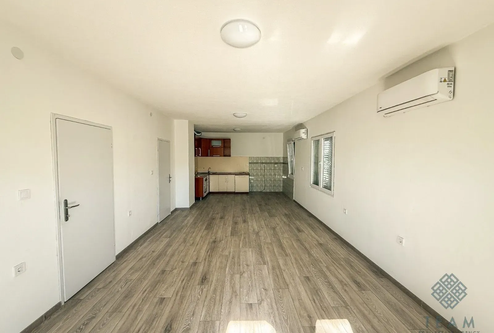 Izdavanje, kuća, 300m², Masline, Podgorica