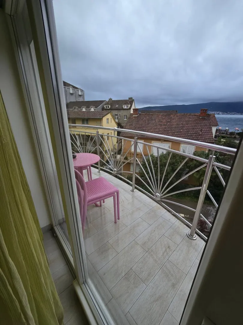 Izdavanje, dvosoban stan, 56m², Centar, Tivat