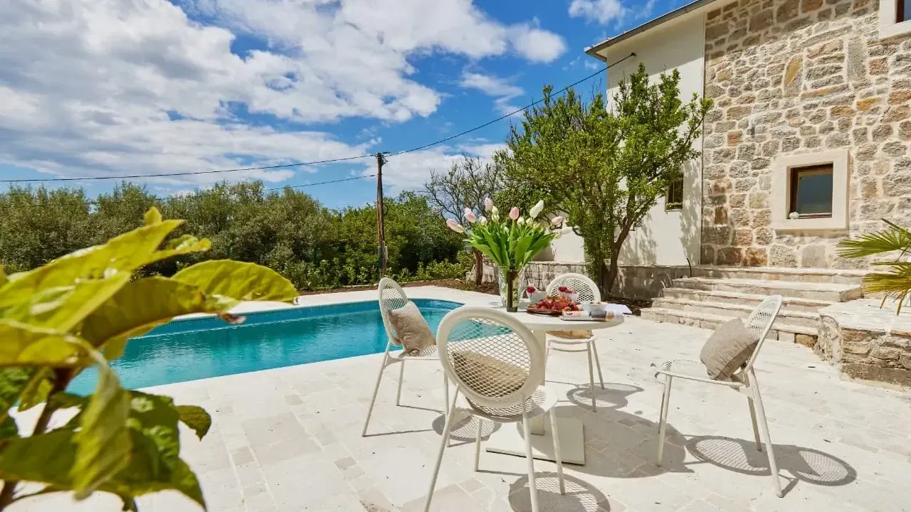 Izdavanje, kuća, 150m², Kotor, Crna Gora