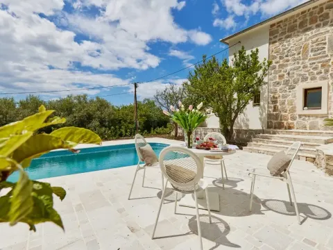 Izdavanje, kuća, 150m², Kotor, Crna Gora