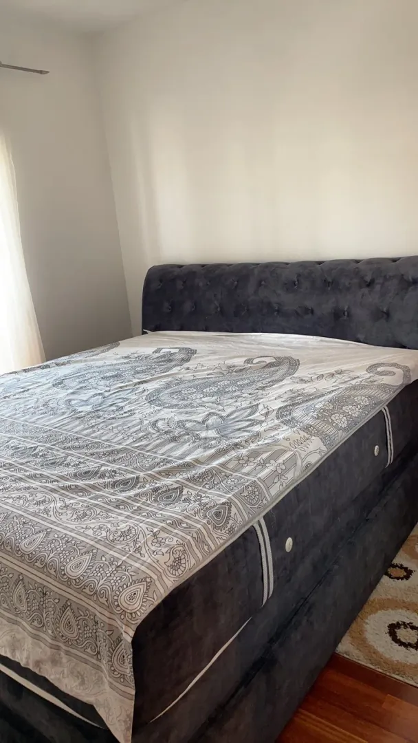 Svijetla spavaća soba sa velikim bračnim krevetom.