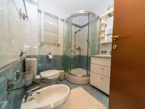 Prodaja, trosoban stan, 126m², Stari Aerodrom, Podgorica - image 10