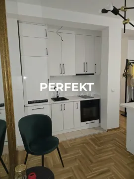 Manja kuhinja sa belim elementima i ugradnom rernom. - image 11