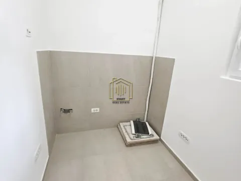 Izdavanje, poslovni prostor, 115m², Blok 6, Podgorica - image 7