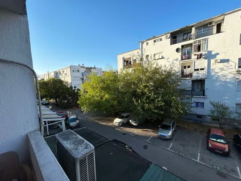 Pogled sa terase na zgrade i parking ispred objekta. - image 19
