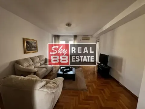 Dnevna soba sa garniturom za sedenje, stočićem i televizorom. - image 3