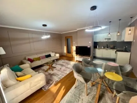 Izdavanje, dvosoban stan, 74m2, Blok 9, Podgorica Izdavanje, dvosoban stan, 74m2, Blok 9, Podgorica