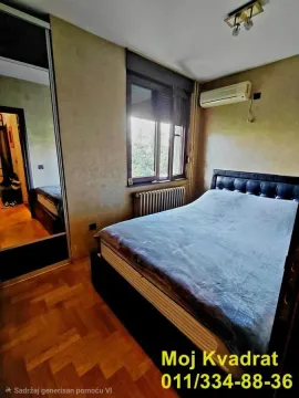 Nameštena spavaća soba sa bračnim krevetom, klima uređajem i ugradnim plakarom sa ogledalom. - image 9