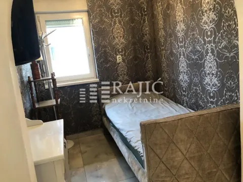 Smaller bedroom with a bed and a window. - image 15