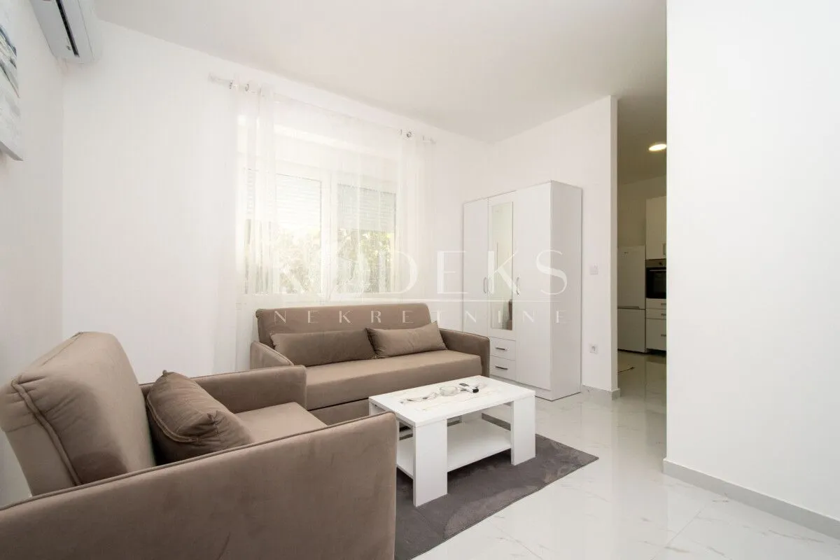 Living room with a seating set and a white coffee table.