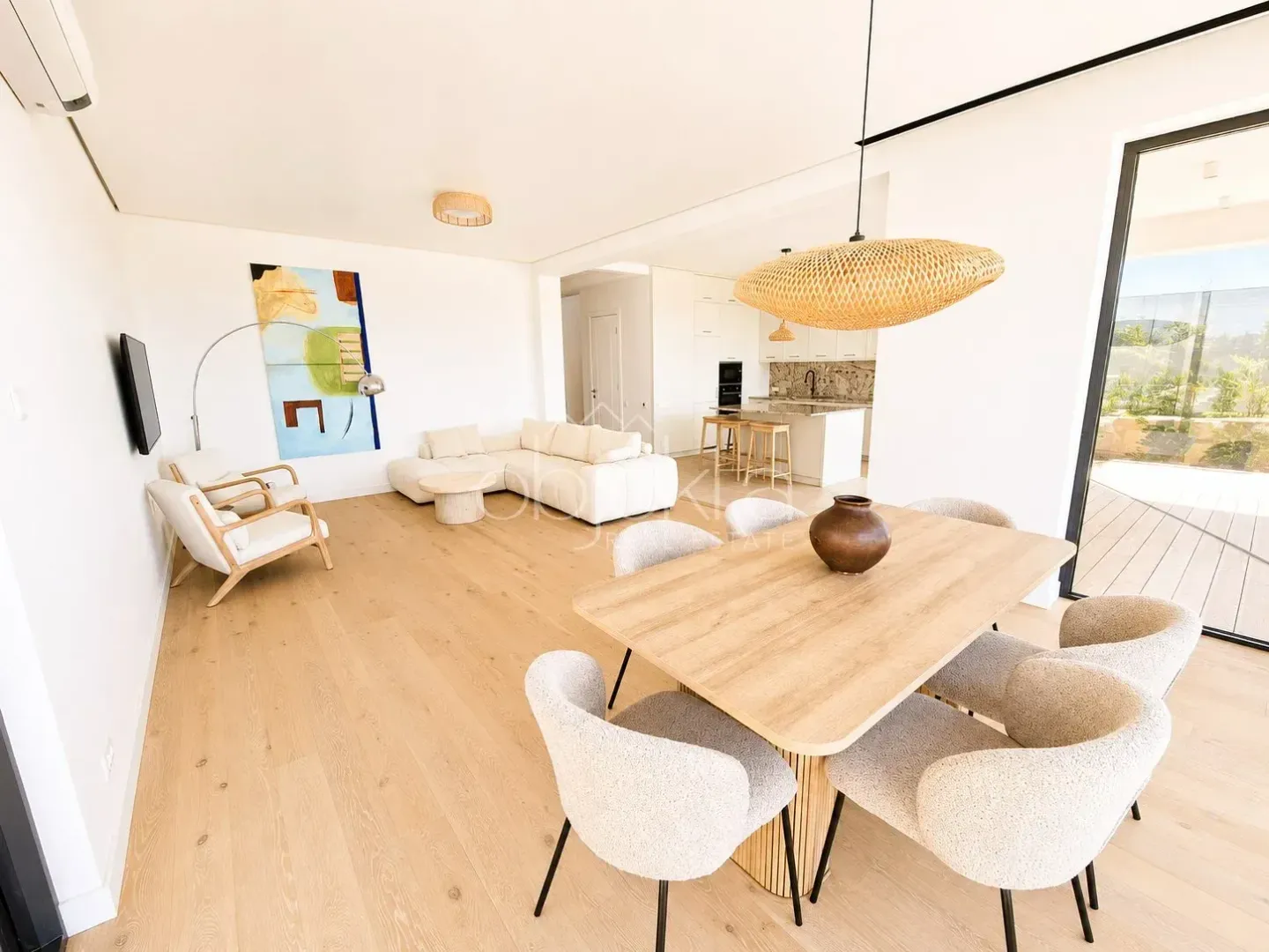 Spacious living room with a dining area and an open view towards the kitchen.