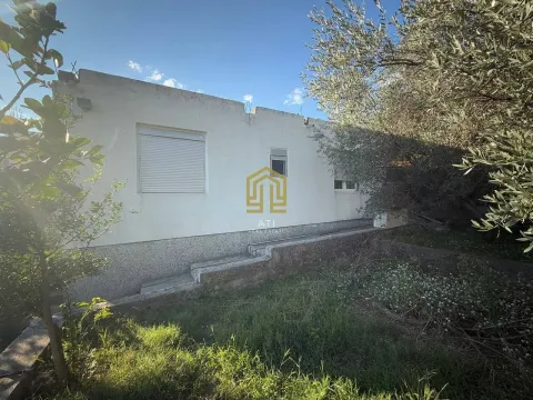 Eksterijer kuće sa dvorištem i zelenilom. - image 2