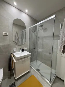 Moderne kupatilo sa tuš kabinom, umivaonikom i ogledalom. - image 11