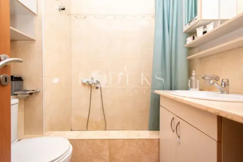 Kupatilo opremljeno tuš kabinom, umivaonikom i wc šoljom. - image 7