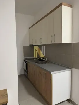 Manja kuhinja sa donjim i gornjim elementima i ugradnim šporetom. - image 4