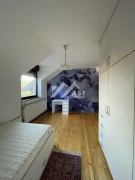 Nameštena spavaća soba sa krevetom, garderoberom i radnim stolom. - image 4