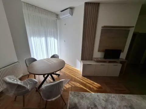 Dnevna soba sa trpezarijskim stolom i stolicama. - image 4
