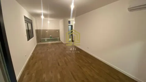 Prazna dnevna soba sa drvenim podom i bijelim zidovima. - image 6
