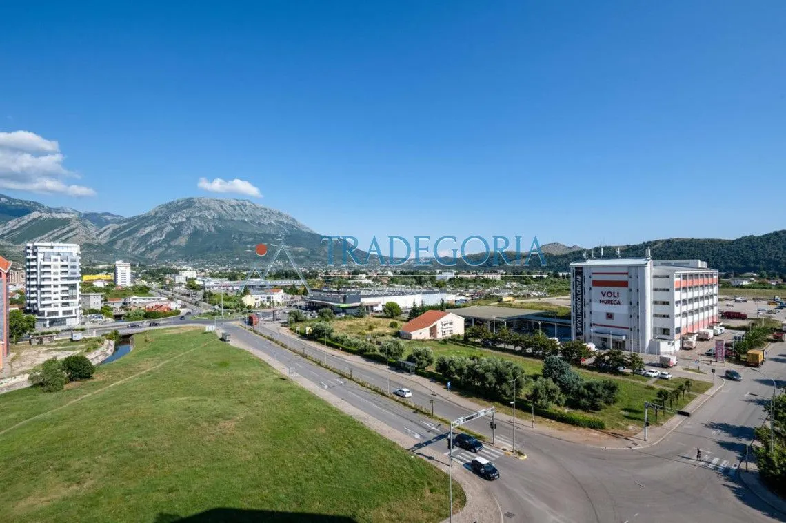 Pogled na okolinu grada i planine sa terase.