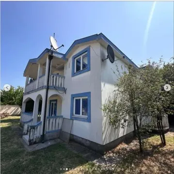 Dvospratna kuća sa plavim detaljima i dvorištem. - image 2