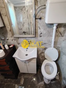 Manje kupatilo sa umivaonikom, WC šoljom i ogledalom. - image 10