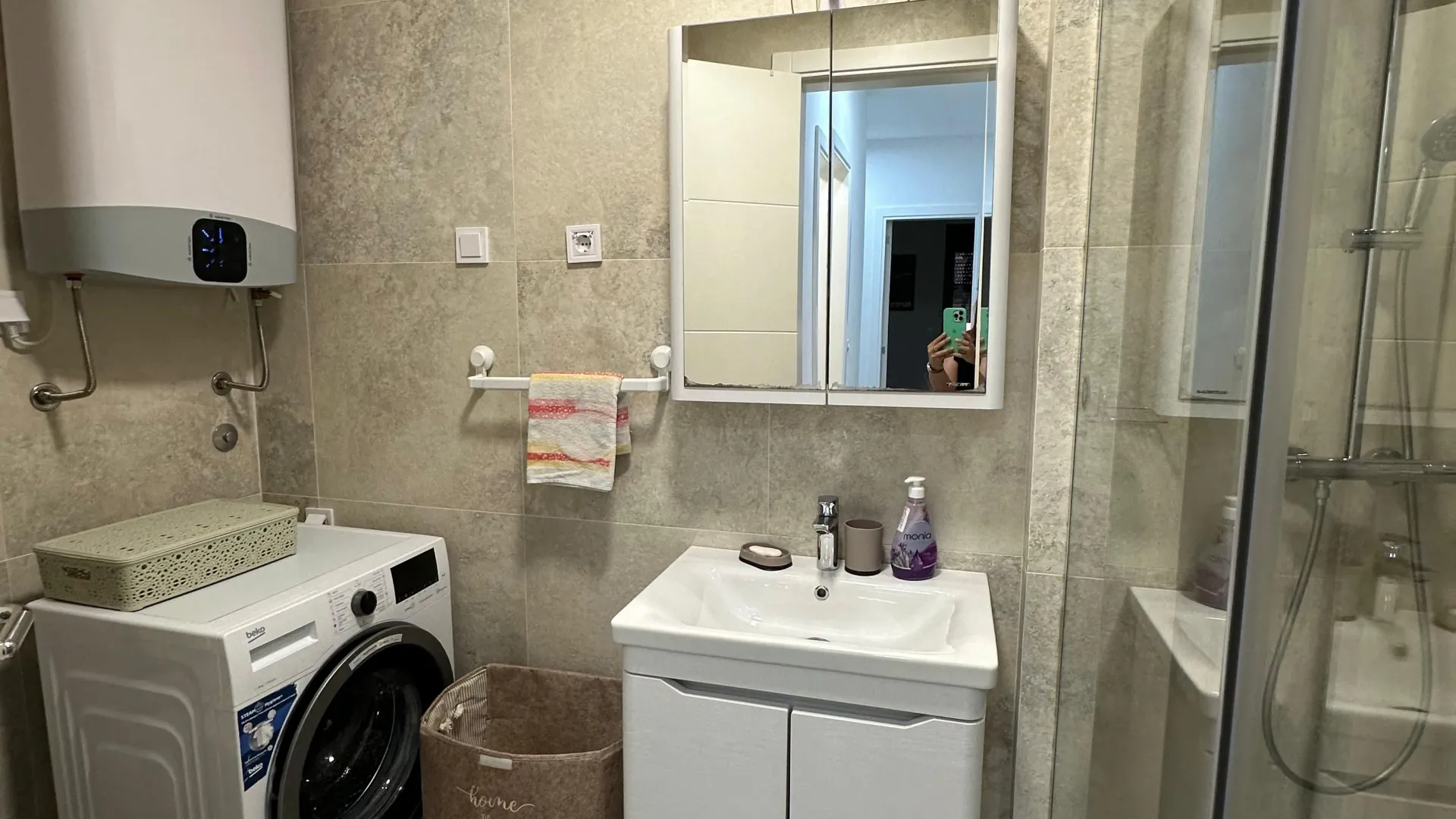 Izdavanje, dvosoban stan, 70m², Kalimanj, Tivat