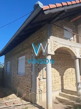 Pogled na spoljašnjost kuće u izgradnji sa opekom i tremom. - image 4