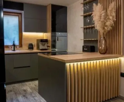 Izdavanje, trosoban stan, 150m², Muo, Kotor - image 12