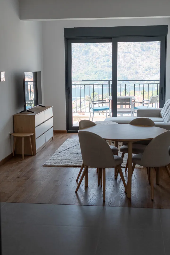 Izdavanje, jednosoban stan, 47m², Dobrota, Kotor