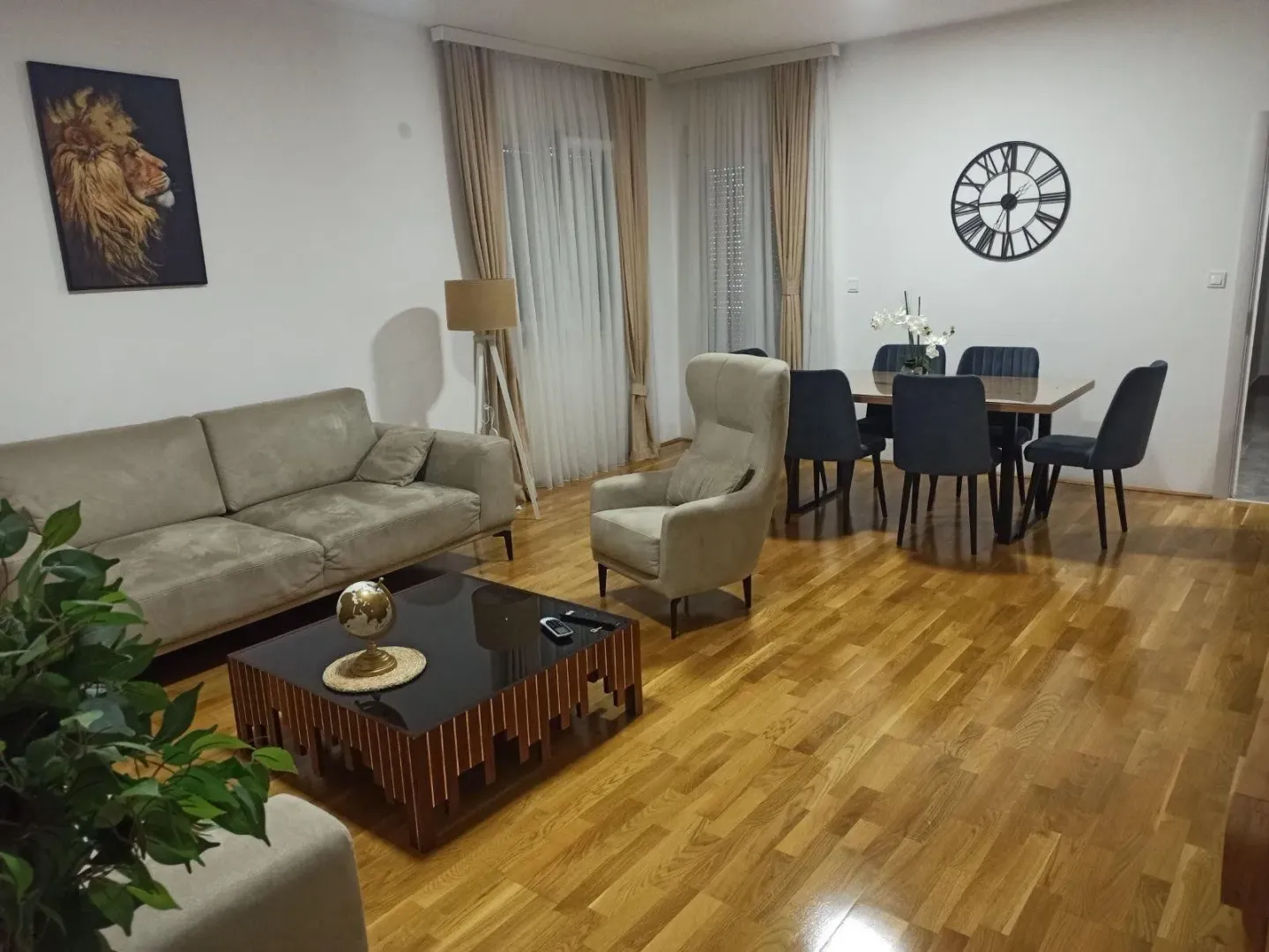 Izdavanje, trosoban stan, 100m², Dalmatinska ulica, Podgorica