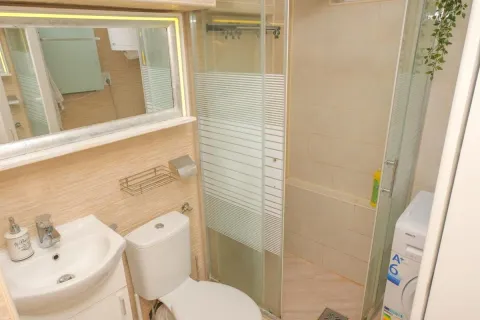 Manje kupatilo sa tuš kabinom, umivaonikom i WC šoljom. - image 3