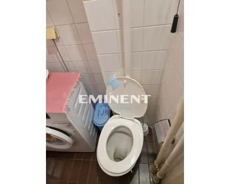 Pogled na kupatilo sa WC šoljom i veš mašinom. - image 13