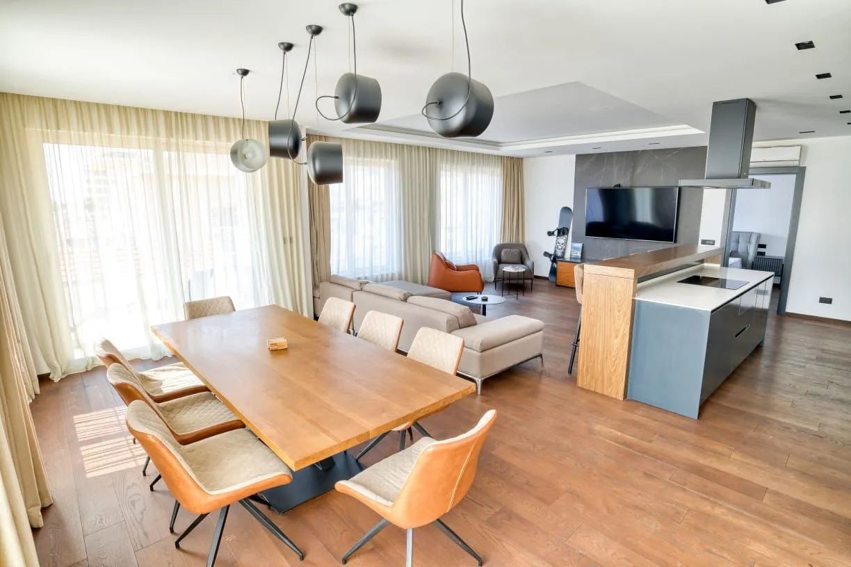 Izdavanje, trosoban stan, 145m², Centar, Budva
