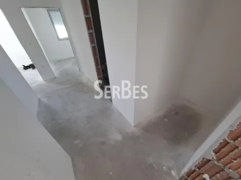 Pogled na nenamesteni prostor u izgradnji sa betonskim podovima. - image 9