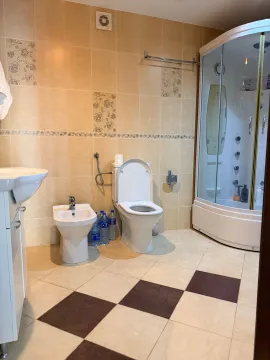 Potpuno opremljeno kupatilo sa tuš kabinom, umivaonikom, WC šoljom i bideom. - image 13