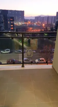 Pogled sa balkona na gradsko naselje i ulicu u sumrak. - image 5