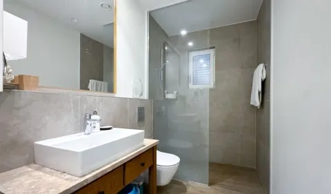 Moderno opremljeno kupatilo sa umivaonikom i tuš kabinom. - image 7