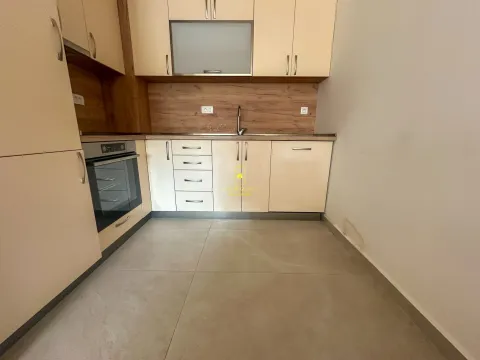 Manja kuhinja sa ugradnim elementima i aparaturom. - image 10