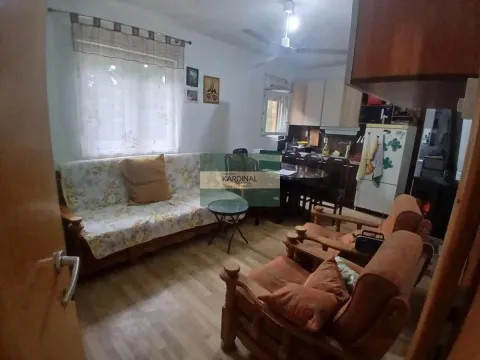 Dnevna soba sa kaučem, foteljama i trpezarijskim delom u pozadini. - image 5