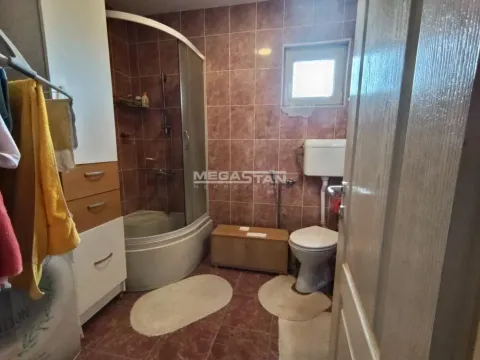 Kupatilo obloženo keramičkim pločicama sa tuš kabinom i toaletom. - image 7