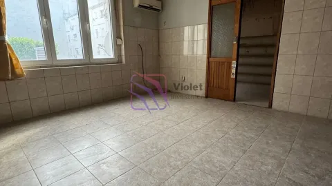 Prazna prostorija sa keramičkim pločicama na podu i zidovima i prozorom. - image 8