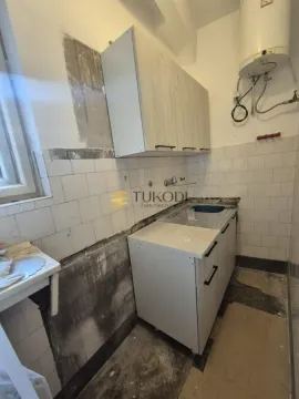 Starija kuhinja sa sudoperom i zidnim ormarićima kojoj je potrebno renoviranje. - image 10