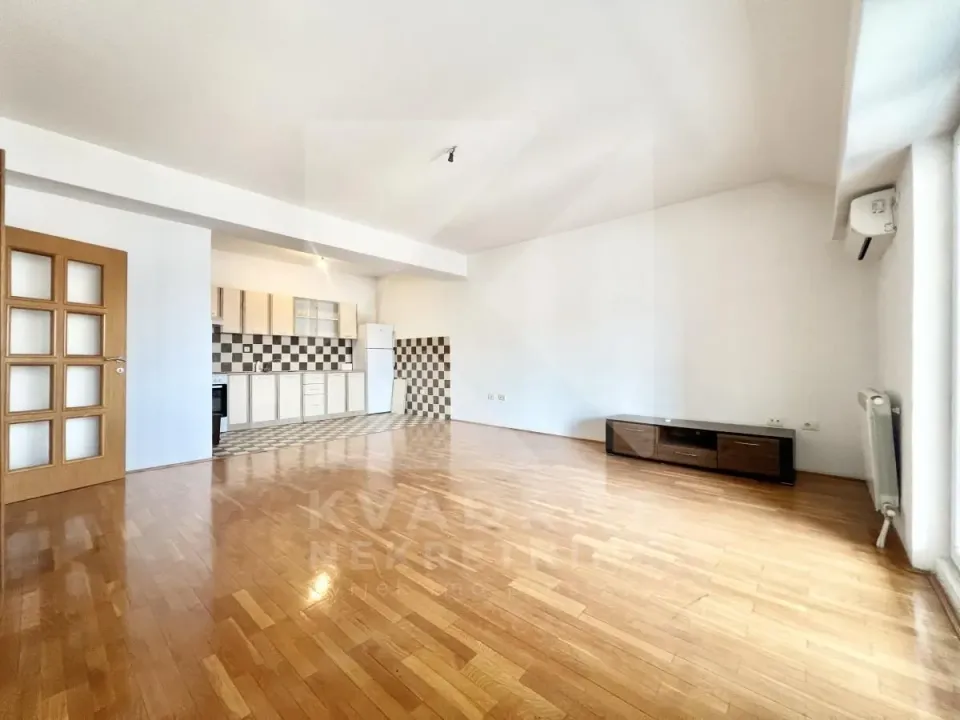 Izdavanje, trosoban stan, 180m², Pobrežje, Podgorica