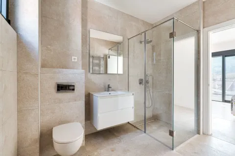 Savremeno opremljeno kupatilo sa tuš kabinom, umivaonikom i WC šoljom. - image 10