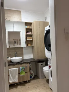 Moderno kupatilo sa umivaonikom, drvenim elementima i mašinom za veš. - image 11