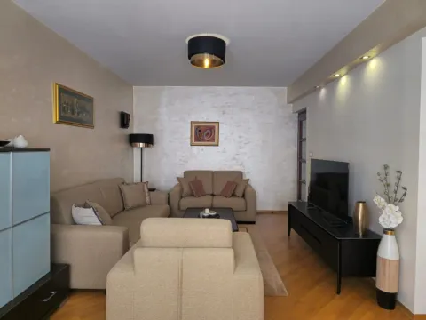 Izdavanje, dvosoban stan, 72m², Blok 6, Podgorica - image 2
