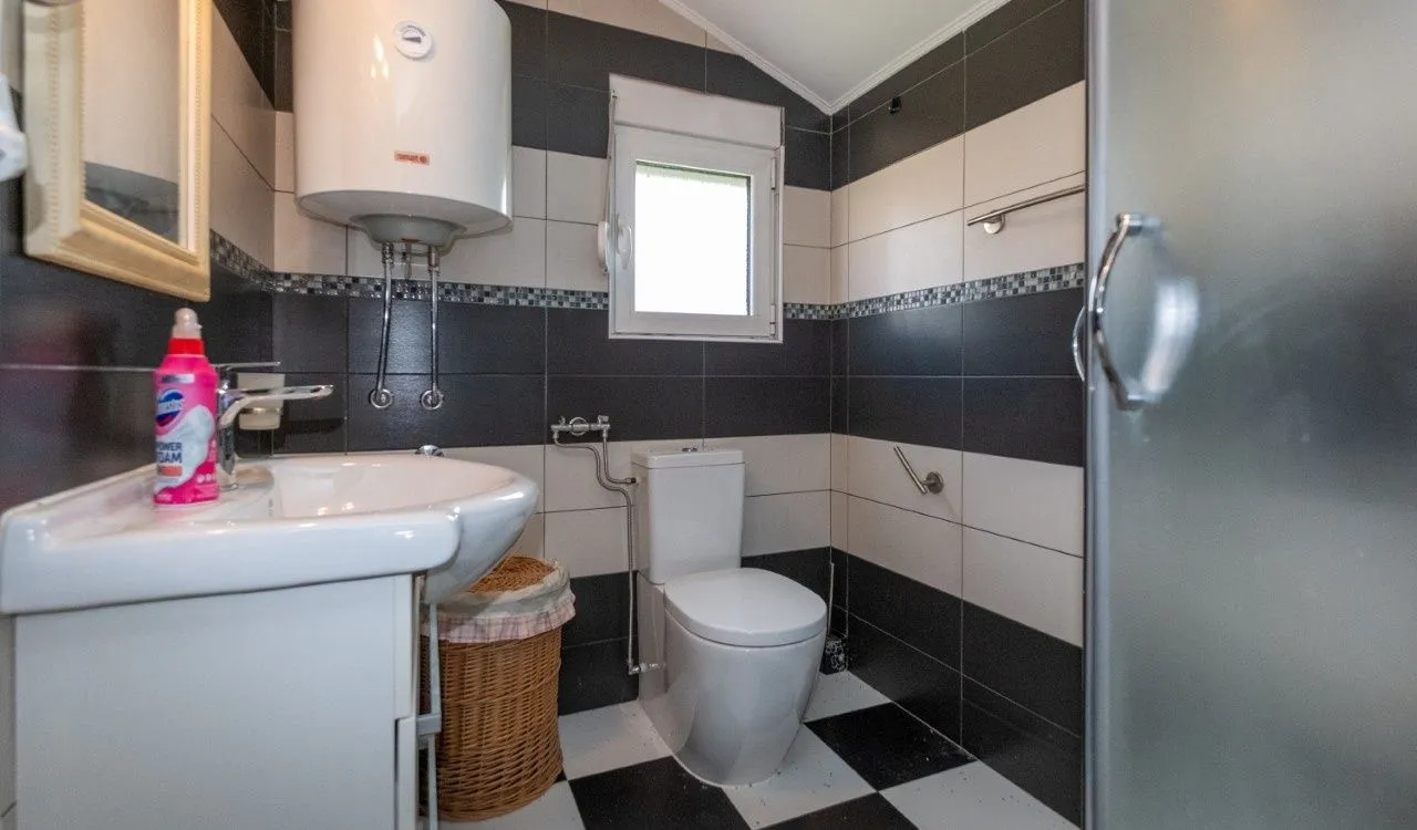 Prodaja, kuća, 200m², Tološi, Podgorica