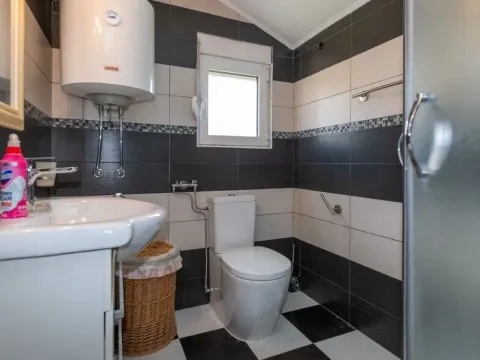 Sale, house, 200m², Tološi, Podgorica - image 18